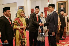 Indonesia leader reshuffles cabinet weeks before leaving office